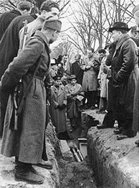 220px-Bundesarchiv_Bild_183-37695-0045,_Altglienicke,_Sowjetische_Offiziere_und_Vertreter_der_westlichen_Presse 220px-Bundesarchiv_Bild_183-37695-0045,_Altglienicke,_Sowjetische_Offiziere_und_Vertreter_der_westlichen_Presse
