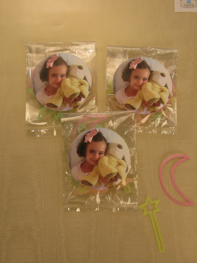 Sticking with the theme, guests received glow-in-the-dark star and moon Silly Bandz.