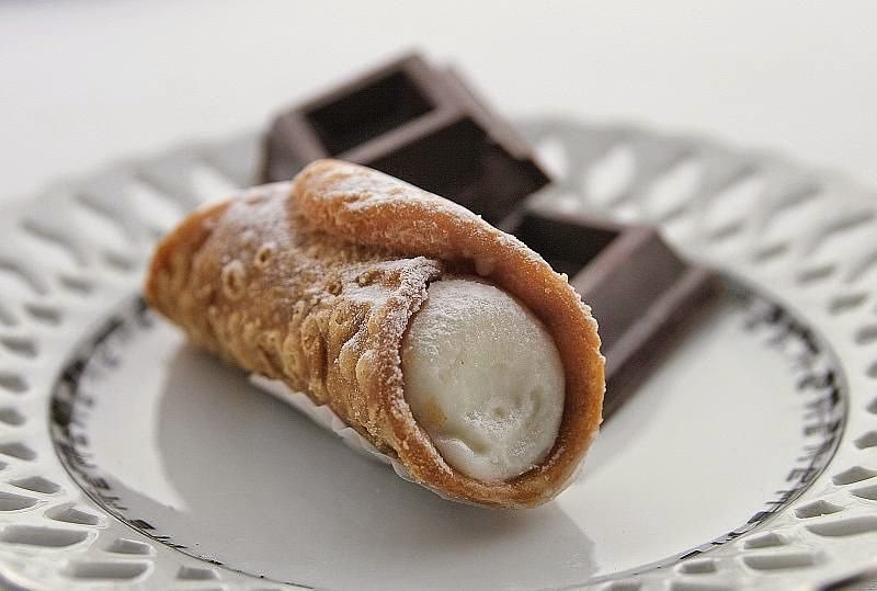[3530912_com_cannolo_siciliano_with_chocolate_squares%255B3%255D.jpg]