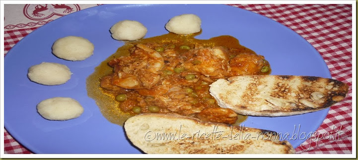 Zuppetta di pesce, pomodoro e piselli con pane tostato e polpettine di cous cous (10)
