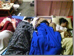 Tidur di ruang tengah