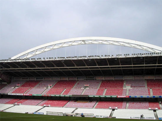 Vista interior de la tribuna principal con el arco