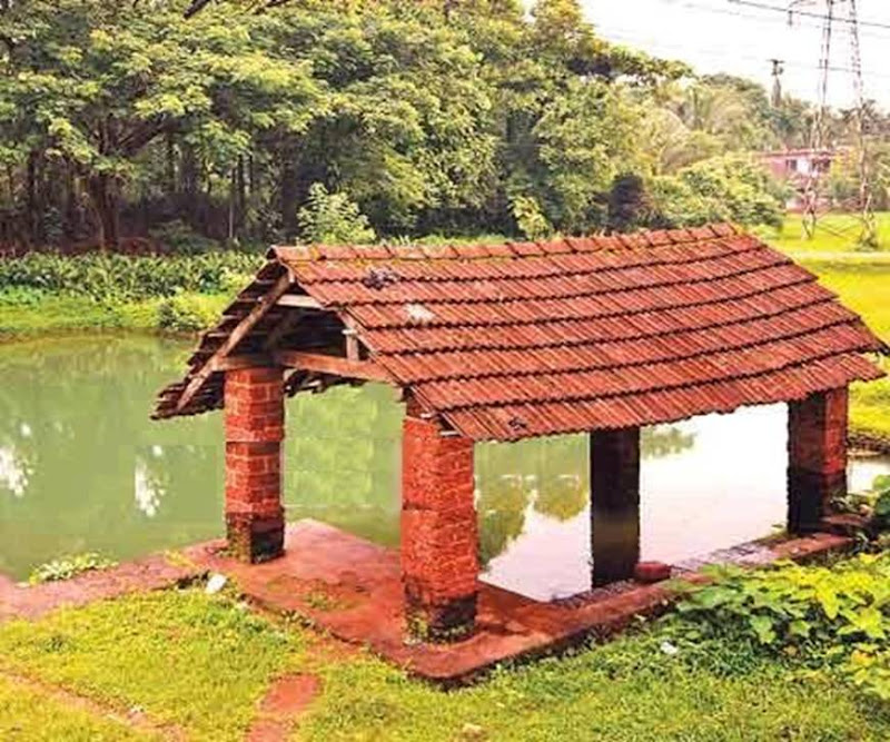 Traditional Kerala Houses: VARIKKASSERI MANA, SOORYAKALADI MANA, NARIKKOTTILAM, CHITTOR KOVILAKAM, POOMULLY MANA