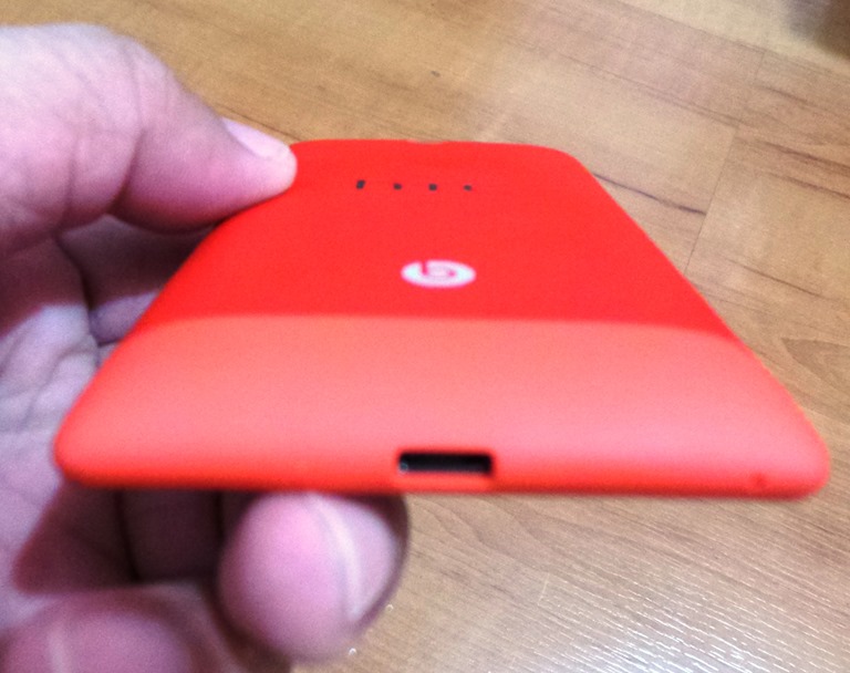 [HTC-8S-on-hand---charging-port5.jpg]