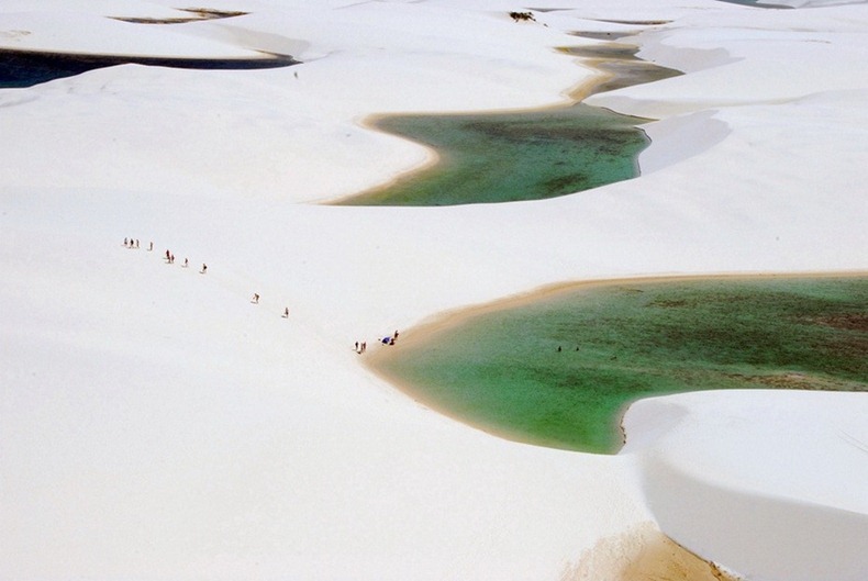 بالصور : صحراء تغرق بالماء لتكون بحرا ..سبحان الله  Lencois-maranhenses-8%25255B2%25255D