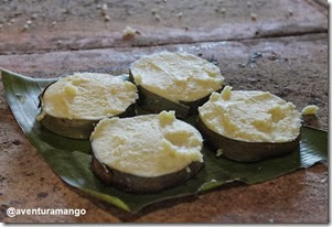 Bolinhos de batata, sobre a folha de bananeira