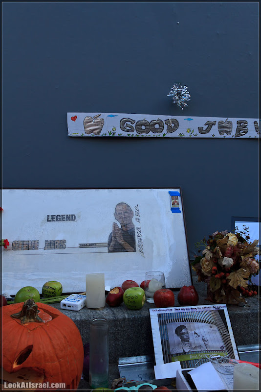 Америка 2.0 / Нью Йорк   Мемориал Стива Джобса у Apple Store на 5 ой авеню (foto america iphone  Я фото steve jobs new york ipad apple store apple  20111016 usa ny jobs memorial 005 8523)