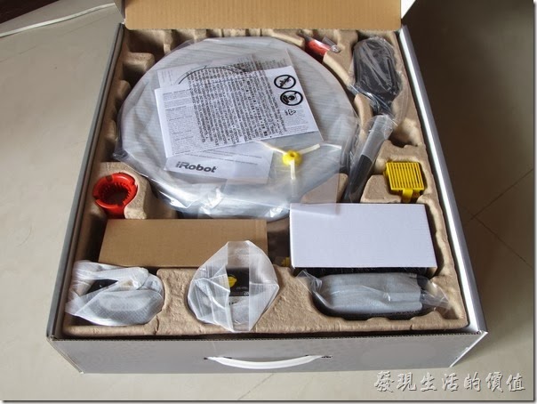 打開盒子之後，【iRobot roomba 780】包裝裏頭除了掃地機器人主機之外，還有兩台虛擬牆、兩片濾網、一枝三腳刷、一個毛刷軸清潔套、一個清潔刷、一個遙控器、一個電源器、一片教學光碟。