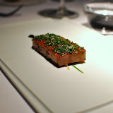 Coca et foie gras caramélisé, sauce aux poireaux. Ca ressemble vaguement au foie gras brûlée de Jean-Georges à NYC, mais dans une version plus subtile à mon goût. Les herbes viennent couper le gras du foie sans en dénaturer le goût. Le caramel est suffisamment discret pour ne pas être écoeurant. Très bien.