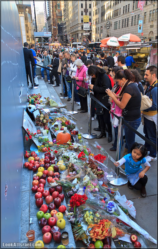 Америка 2.0 / Нью Йорк   Мемориал Стива Джобса у Apple Store на 5 ой авеню (foto america iphone  Я фото steve jobs new york ipad apple store apple  20111016 usa ny jobs memorial 010 8532)