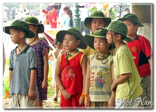 Bé học làm bộ đội, trinh sát, Việt Nam