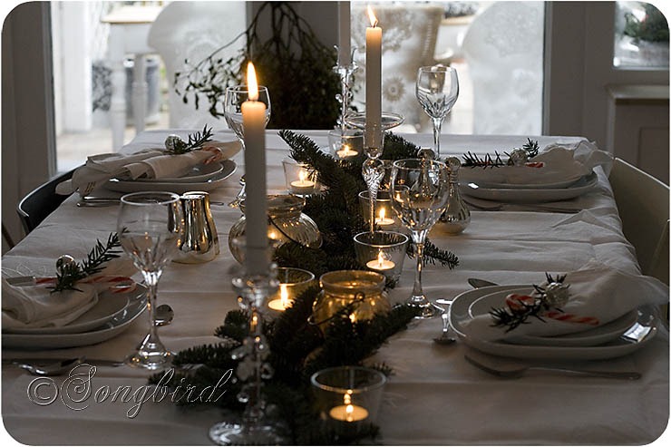 Sparkly Christmas table setting in silver and green Sparkly Christmas table setting in silver and green