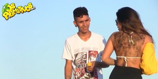 Pegadinha Mulher peluda pedindo para passar protetor Pegadinha Mulher peluda pedindo para passar protetor