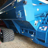 Verder in de schuur staat deze Kinze overlaadbak. Er past een truck lading mais in. De rupsband is om de bodem zo min mogelijk te belasten.