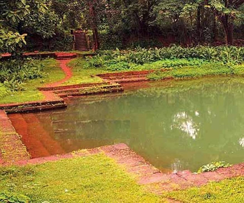 Traditional Kerala Houses: VARIKKASSERI MANA, SOORYAKALADI MANA, NARIKKOTTILAM, CHITTOR KOVILAKAM, POOMULLY MANA