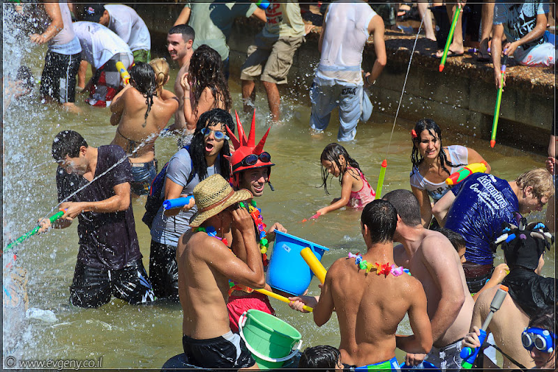 il/Настоящее мочилово в центре Тель Авива (20110701 ta water war 060 6818)