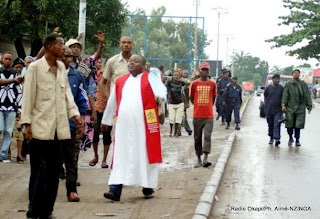 Marche des chrétiens encadrés par la police, le 16/02/2012. Radio Okapi/Ph. Aimé-NZINGA