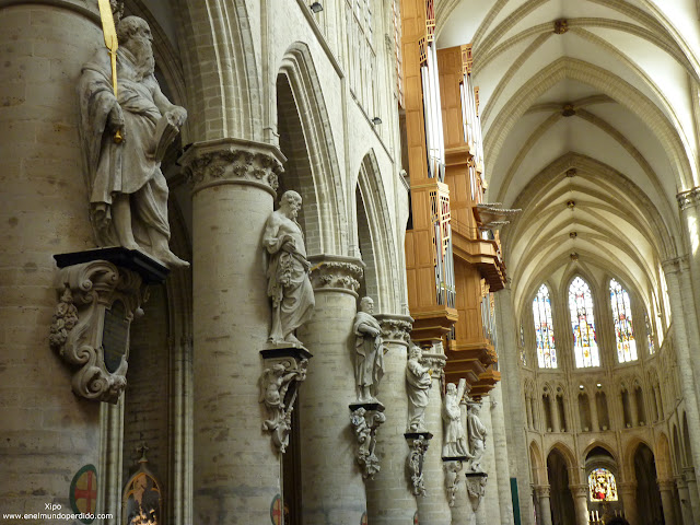interior-catedral-saint-michel-et-gudula.JPG