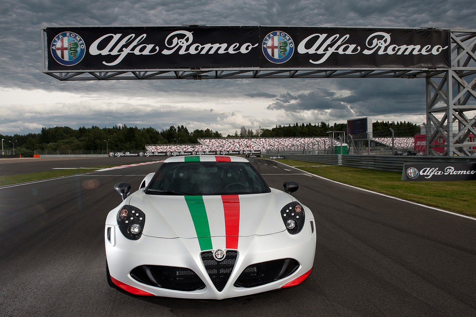 Alfa-Romeo-4C-1%25255B2%25255D.jpg