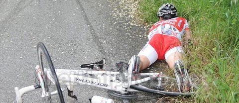 [ciclista%2520caduto%255B5%255D.jpg]