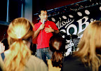 Forskarpuben ”Stand-up for Science” med Afterwork  på ForskarFredag i Trollhättan 2011. Årets dragplåster var Özz Nujen. Foto: Högskolan Väst.