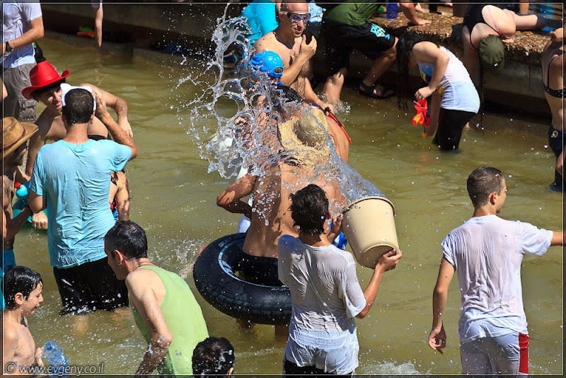 il/Настоящее мочилово в центре Тель Авива (20110701 ta water war 058 6812)