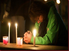 web-reuters-sullo-prays-during-a-candlelight-vigil-to-support-victims-of-the-sandy-hook-elementary-school-shooting-in-new-haven-conn-photog-reuters-michelle-mcloughlin