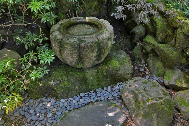 [100726_Portland_Japanese_Garden_water_basin_at_Antique_Gate.jpg]