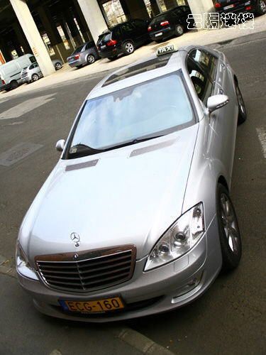 Taxi in Dubai: MW 745, Mercedes-Benz 600, Mercedes-Benz E240 Wagon, Porsche Cayenne, Porsche GTS, Toyota RAV4, Lamborghini