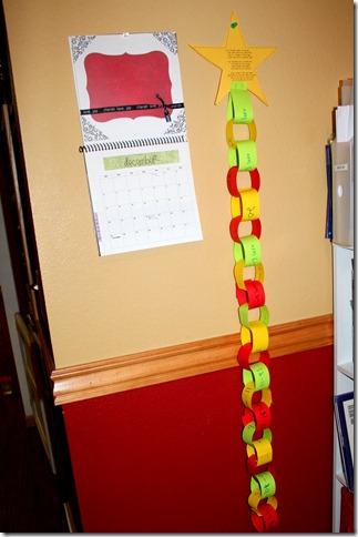 2011-12-01 Christmas Paper Chain (1)