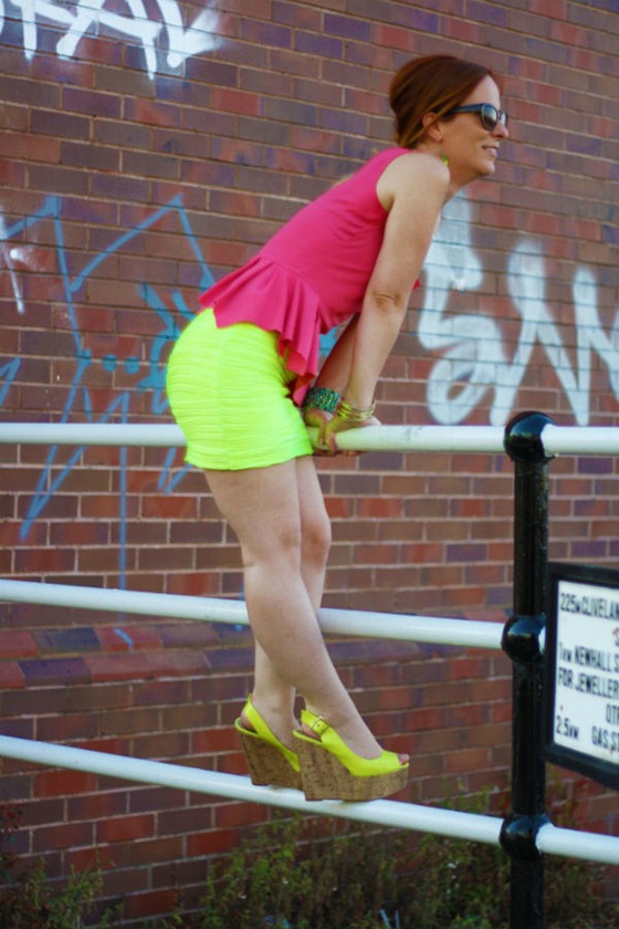 [OOTD%2520Neon%2520Yellow%2520%2526%2520Coral%2520-%2520Elegant%2520Colour%2520Blocking%2520%25289%2529%255B3%255D.jpg&description=OOTD: Elegant Neon Yellow X Coral Combo')]