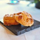 Kouign Amann. Ils ont gagné en légèreté par rapport à 2009, où ils étaient plus proches dune simple brioches. Tout juste tièdes, ils étaient excellents.
