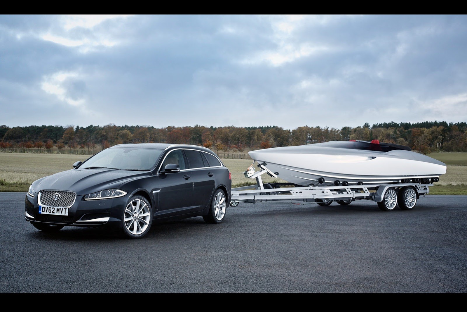 [Jaguar-XF-Sportbrake-Speedboat-5%255B2%255D.jpg]