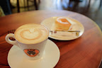 Jcoccino ini gimana cara buatnya ya? Ngeliat baristanya, keknya bahannya biasa aja, tapi kok beda sama kopi buatan sendiri?