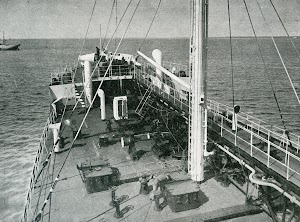 Vista del castillo de proa desde el puente de mando. Foto de la revista INGENIERIA NAVAL. Junio de 1932 Vista del castillo de proa desde el puente de mando. Foto de la revista INGENIERIA NAVAL. Junio de 1932
