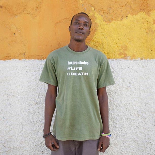 Haitianos não sabem o que está escrito na camiseta - www.deubandeira.com.br