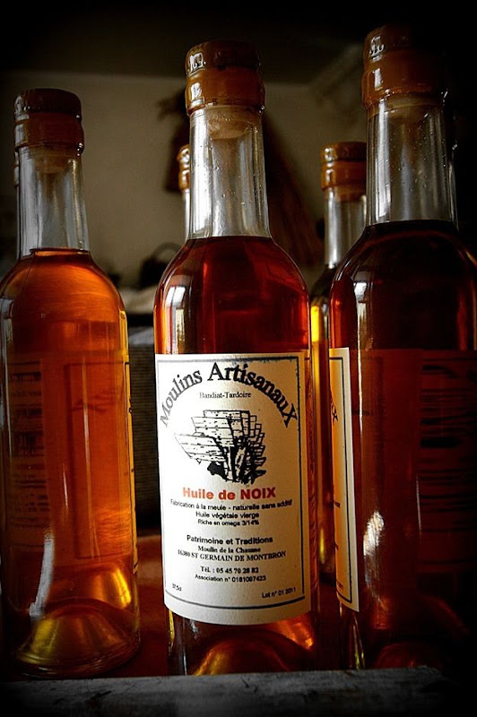 Walnut oil in bottle.png Walnut oil in bottle.png