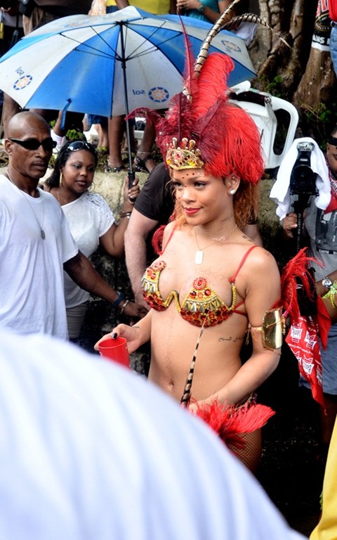 [dollys-from-holly.blogspot.com_rihanna_13%255B2%255D.jpg]