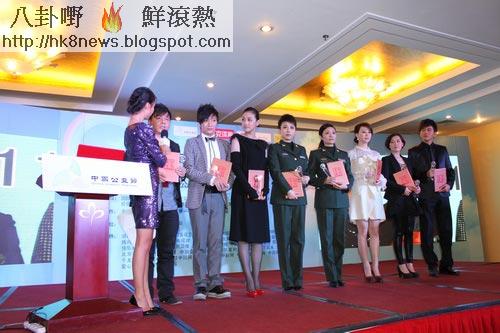 周海媚小黑裙亮相公益盛典 彰顯巨星風采