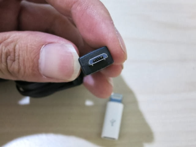 巻き取り式MicroUSBを使います