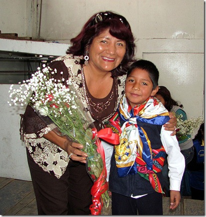 rosa vasquez recibe un ramo de flores de un niño de san mateo de huanchor