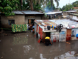 Des maisons inondées après une pluie à Kinshasa, ce 03/04/2011. Radio Okapi/ Ph. John Bompengo
