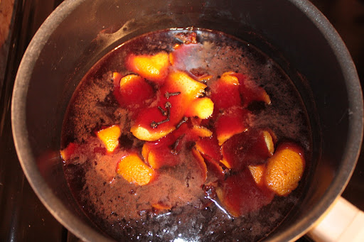 Simmering wine with orange peel and cloves
