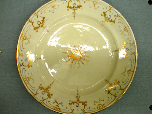 The artistry on this plate is magnificent. The mix of cream, gold and blue works so well.