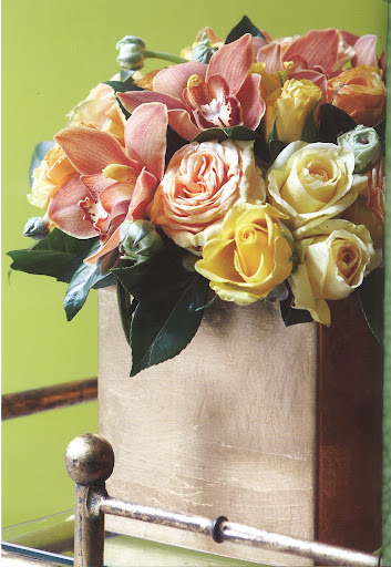 Look at this gold-lacquered vase with roses, ranunculus and orchids. Gorgeous!