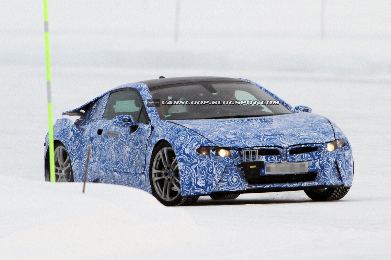 [2014-BMW-i8-123.jpg]