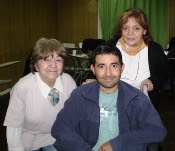 Ángel, rehabilitándose, como tantos otros pacientes, con la invalorable ayuda de Coca y Rosita, verdaderas profesoras en las actividades de la vida diaria.