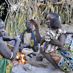 Hadzabefamilie am Feuer © Foto: Marco Penzel | Outback Africa Erlebnisreisen