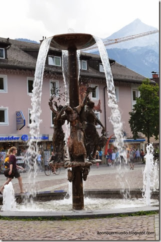 Garmisch Partenkirchen. Fuente en plaza de Richard Strauss - DSC_0505