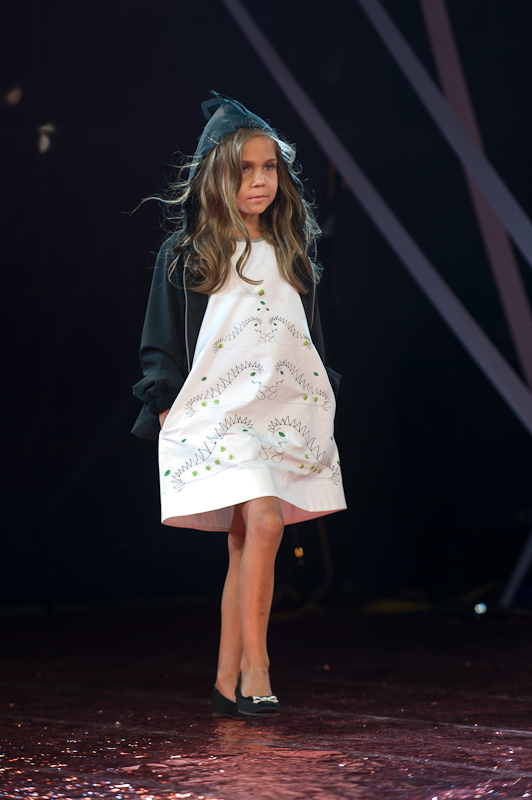 Лариса ЛОБАНОВА (показ дитячої колекції), HOLIDAY FASHION WEEK 2011 Фото Сергея Черникова